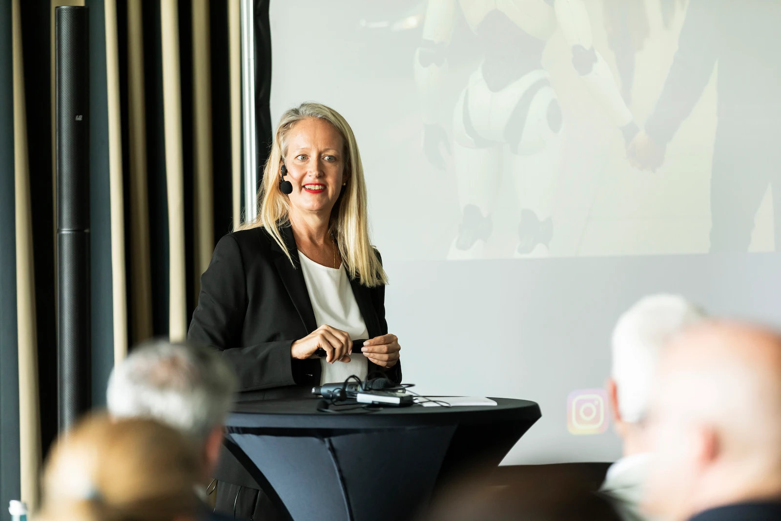 Leona bei einer professionellen Keynote-Präsentation